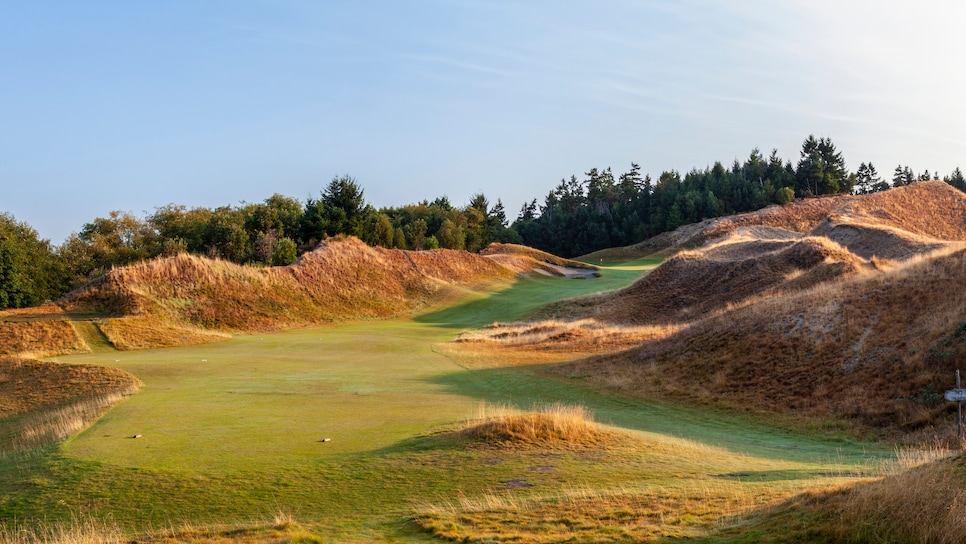 /content/dam/images/golfdigest/fullset/course-photos-for-places-to-play/chambers-bay-washington-twelth-24044.jpg