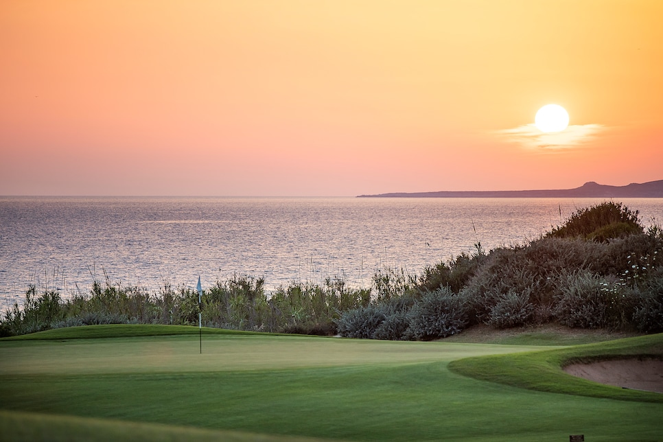 /content/dam/images/golfdigest/fullset/course-photos-for-places-to-play/costa-navarino-greece-dunes.jpg