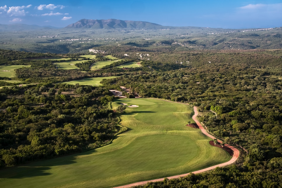 https://www.golfdigest.com/content/dam/images/golfdigest/fullset/course-photos-for-places-to-play/costa-navarino-greece-hillscourse-jacob-sjoman.jpg