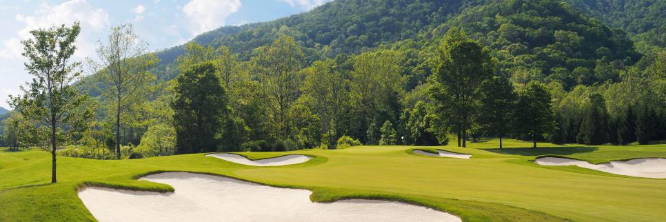 /content/dam/images/golfdigest/fullset/course-photos-for-places-to-play/greenbrier-sporting-club-snead-ninth-21260.jpg