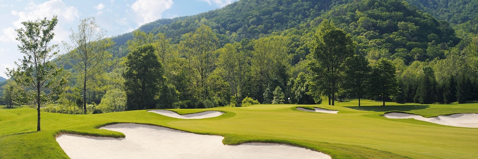 /content/dam/images/golfdigest/fullset/course-photos-for-places-to-play/greenbrier-sporting-club-snead-ninth-21260.jpg