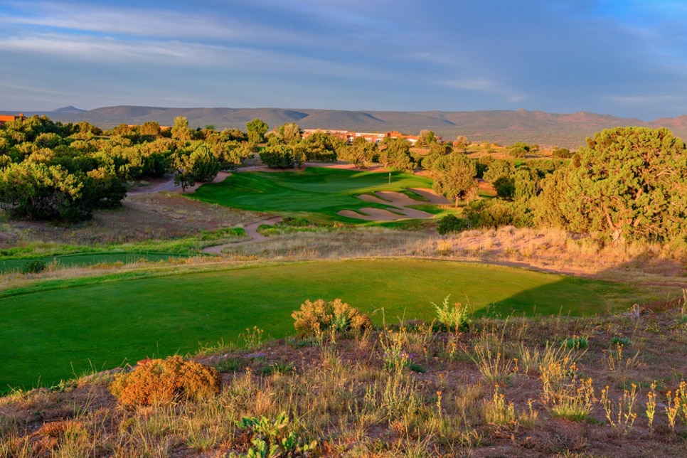 /content/dam/images/golfdigest/fullset/course-photos-for-places-to-play/las-campanas-sunrise-eighth-new-mexico-16474.jpg