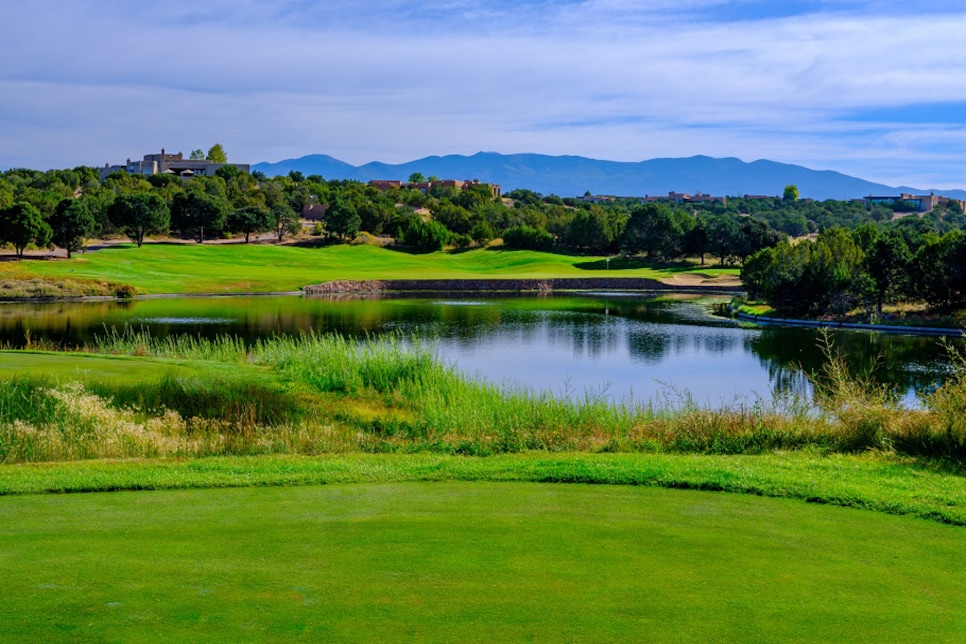 /content/dam/images/golfdigest/fullset/course-photos-for-places-to-play/las-campanas-sunrise-fourth-new-mexico-16474.jpg