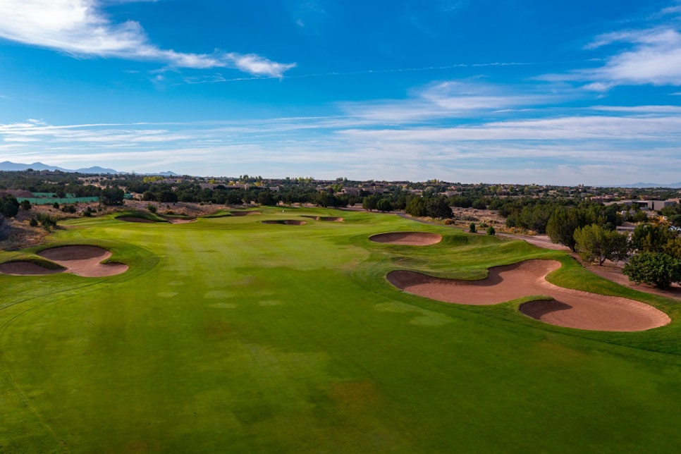 /content/dam/images/golfdigest/fullset/course-photos-for-places-to-play/las-campanas-sunrise-tenth-new-mexico-16474.jpg