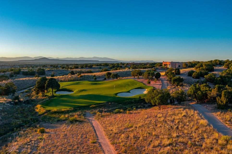 /content/dam/images/golfdigest/fullset/course-photos-for-places-to-play/las-campanas-sunset-eleven-newmexico-18782.jpg