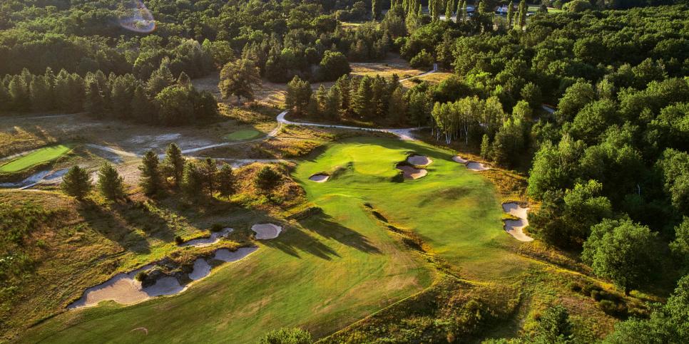 /content/dam/images/golfdigest/fullset/course-photos-for-places-to-play/les-bordes-new-course-second-hole-hero.jpg