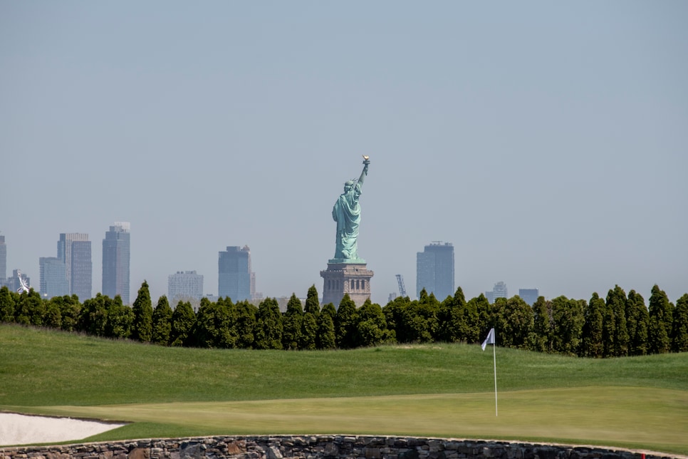 https://www.golfdigest.com/content/dam/images/golfdigest/fullset/course-photos-for-places-to-play/liberty-national-golf-club-fourth-hole.jpg
