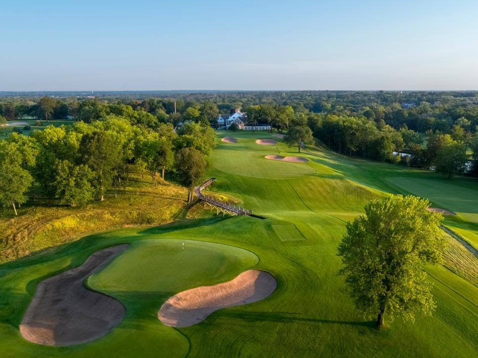 /content/dam/images/golfdigest/fullset/course-photos-for-places-to-play/milwaukee-country-club-eighth-green-12111.jpg