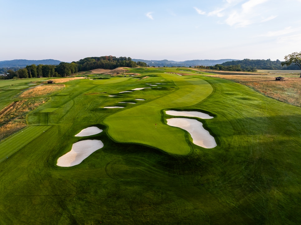 /content/dam/images/golfdigest/fullset/course-photos-for-places-to-play/oakmont-country-club-pennsylvania-behind-green.jpg