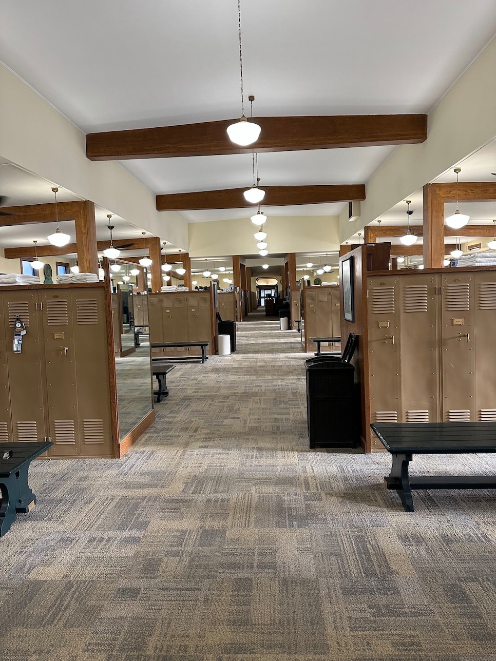 https://www.golfdigest.com/content/dam/images/golfdigest/fullset/course-photos-for-places-to-play/olympia-fields-country-club-locker-room.jpg