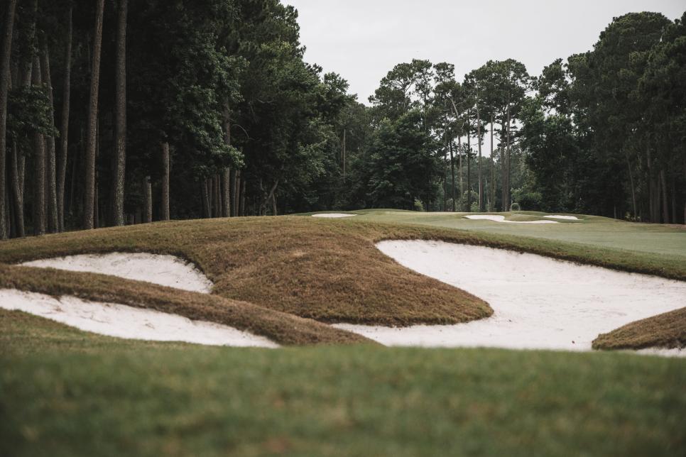 /content/dam/images/golfdigest/fullset/course-photos-for-places-to-play/oyster-reef-hilton-head-bunkers.jpg
