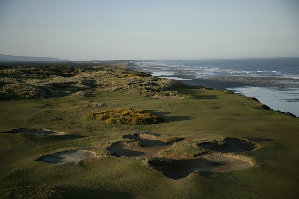 /content/dam/images/golfdigest/fullset/course-photos-for-places-to-play/pacific-dunes-fourth-20186.JPG