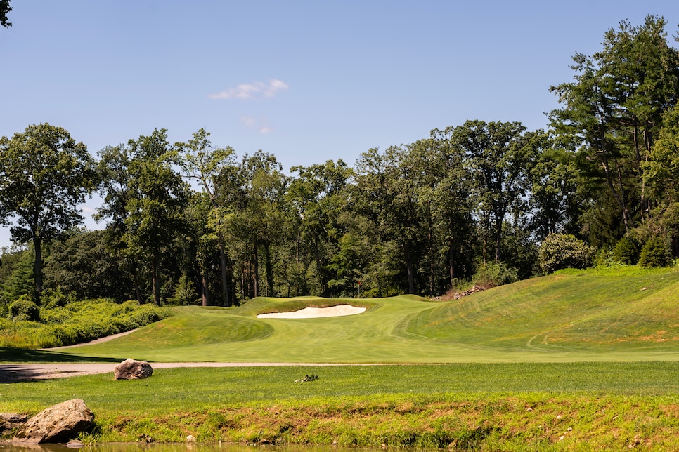 /content/dam/images/golfdigest/fullset/course-photos-for-places-to-play/round-hill-club-best-in-connecticut-ben-herms.jpg