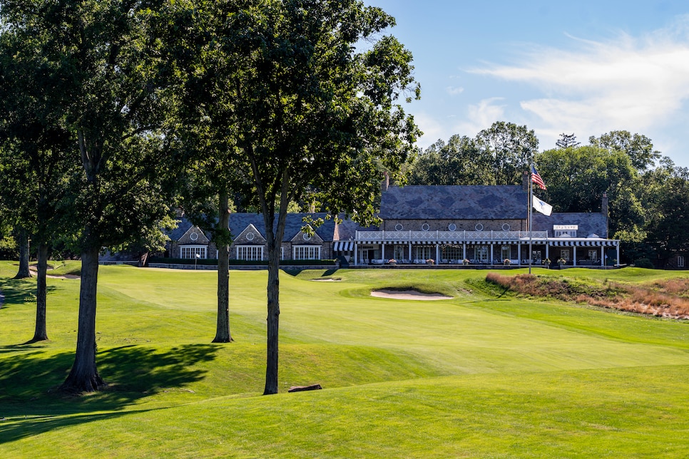 /content/dam/images/golfdigest/fullset/course-photos-for-places-to-play/round-hill-club-connecticut-clubhouse-benjamin-herms.jpg