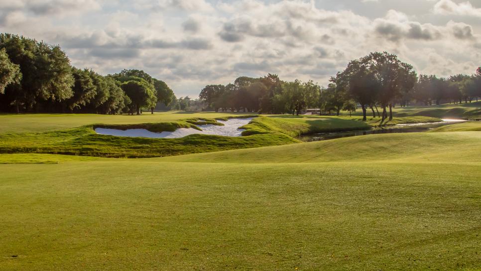 /content/dam/images/golfdigest/fullset/course-photos-for-places-to-play/shady-oaks-country-club-fifteen-11188.jpg