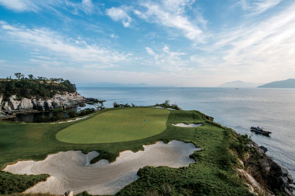 /content/dam/images/golfdigest/fullset/course-photos-for-places-to-play/south-cape-owners-club-southkorea-sixteen.jpg