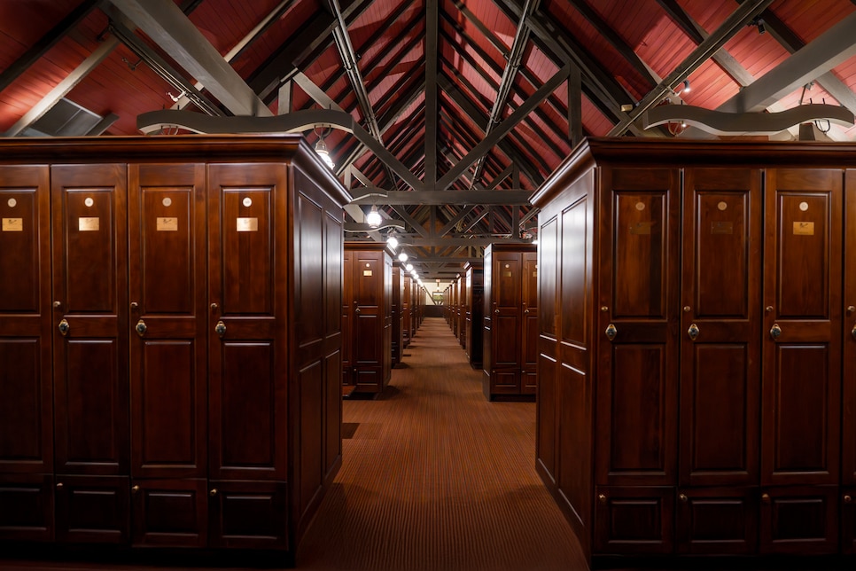 /content/dam/images/golfdigest/fullset/course-photos-for-places-to-play/southern hills country club locker room.jpg