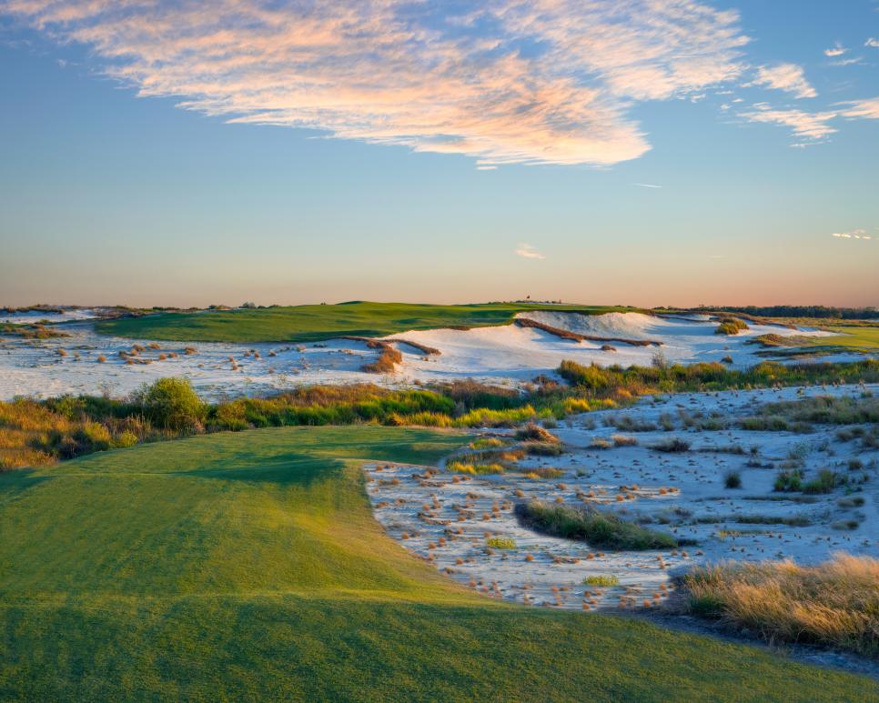 /content/dam/images/golfdigest/fullset/course-photos-for-places-to-play/streamsong-black-fifth-hole-54248-lc-lambrecht.jpg