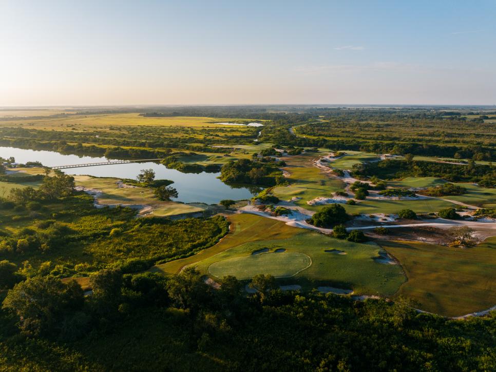 https://www.golfdigest.com/content/dam/images/golfdigest/fullset/course-photos-for-places-to-play/streamsong-chain-aerial-good.jpg