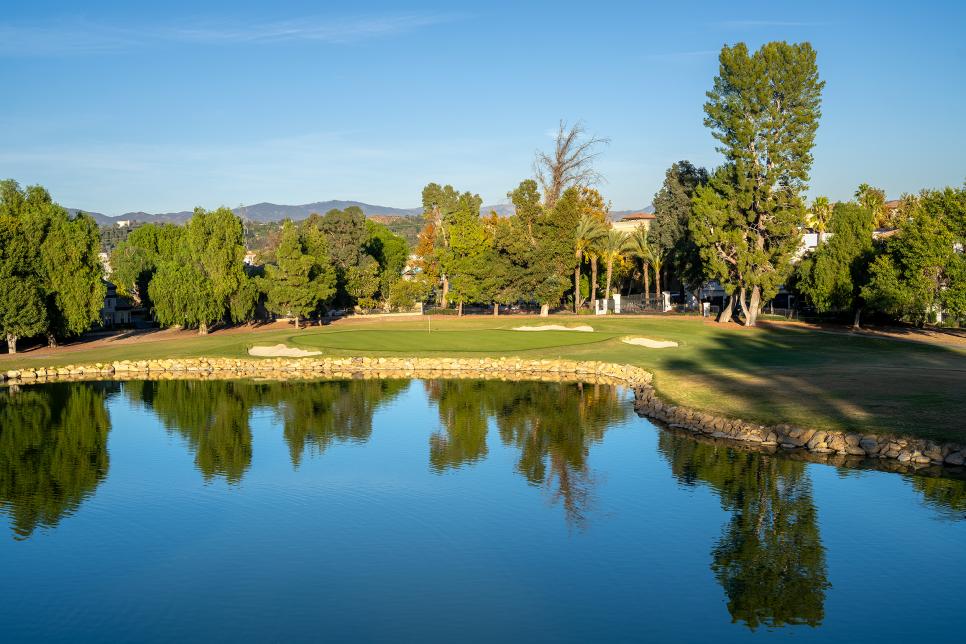 /content/dam/images/golfdigest/fullset/course-photos-for-places-to-play/valenciacountryclub-sixteen-california-1187.jpg