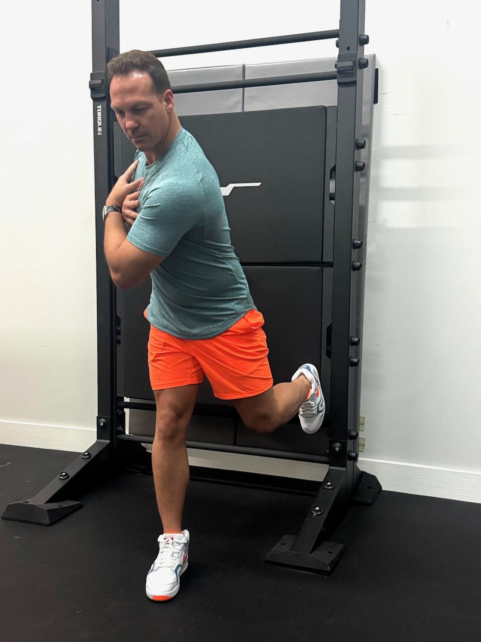 /content/dam/images/golfdigest/fullset/fitness-2025/Barr wall t-spine rotation 2.jpg
