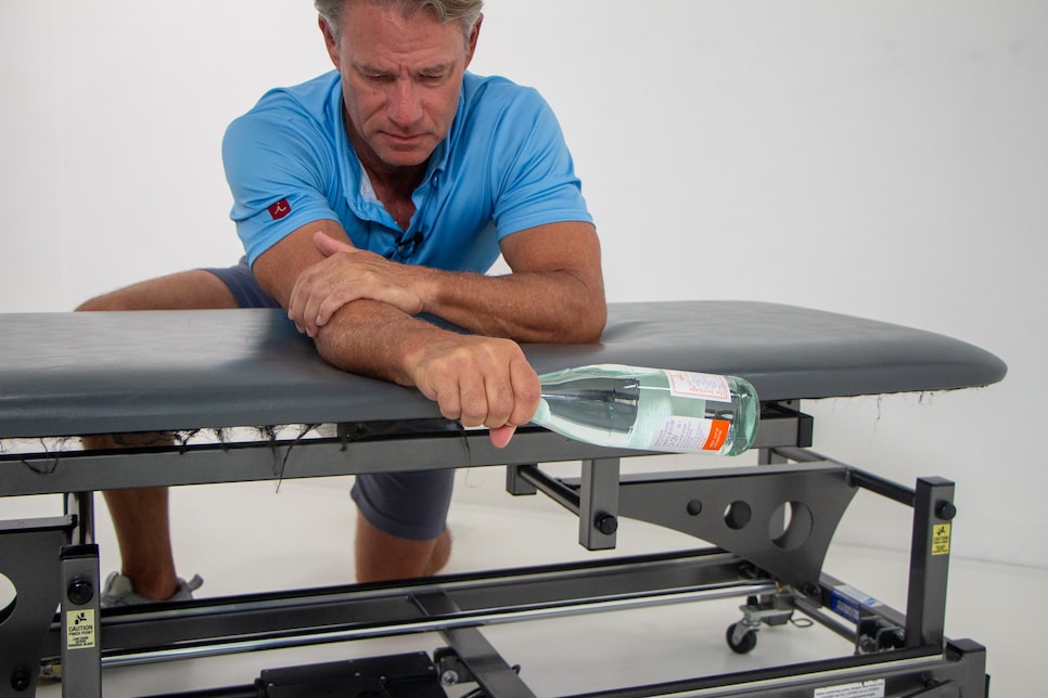 https://www.golfdigest.com/content/dam/images/golfdigest/fullset/fitness-2025/Hellman Supination Start.jpg