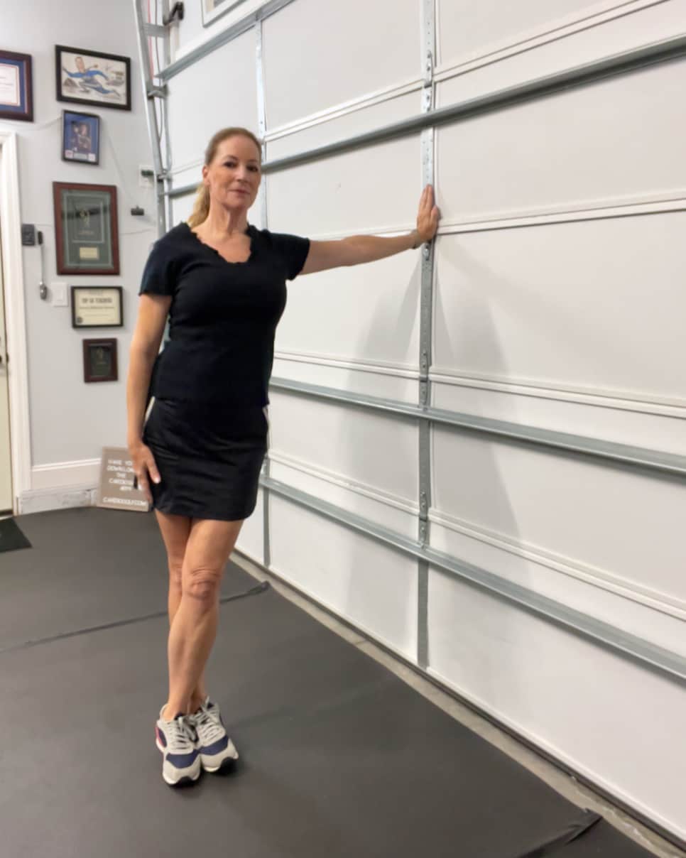 https://www.golfdigest.com/content/dam/images/golfdigest/fullset/fitness-2025/Jansen hip flexor stretches with side flexion.jpeg