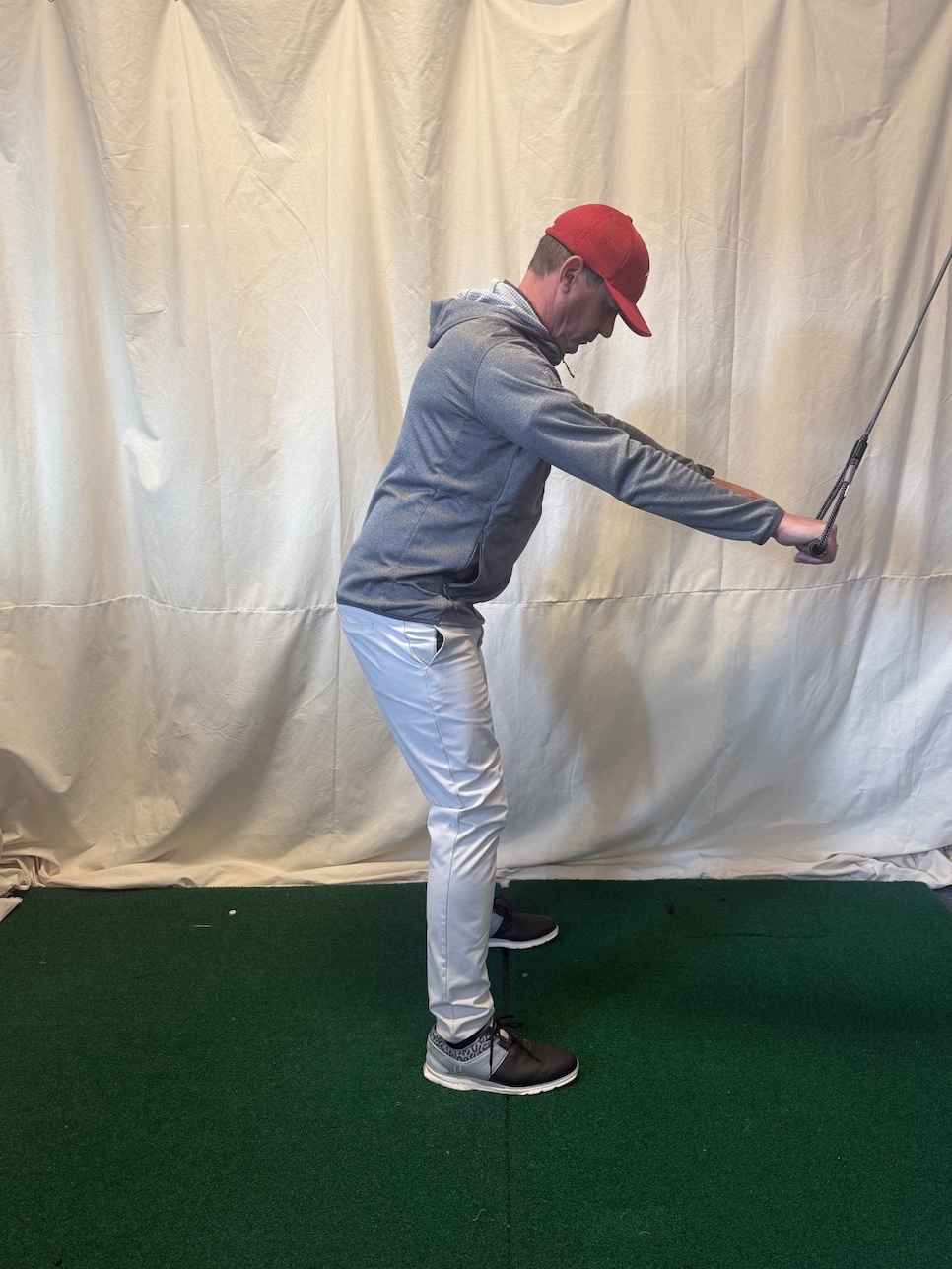 https://www.golfdigest.com/content/dam/images/golfdigest/fullset/fitness-2026/Chris Cooper single straight-arm pull-downs 1.jpg