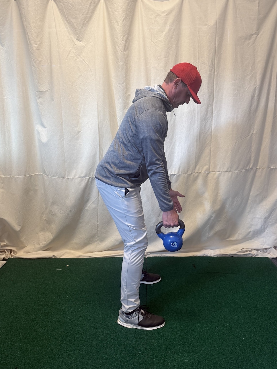 https://www.golfdigest.com/content/dam/images/golfdigest/fullset/fitness-2026/Chris Cooper single-arm row in neutral posture 1.jpg