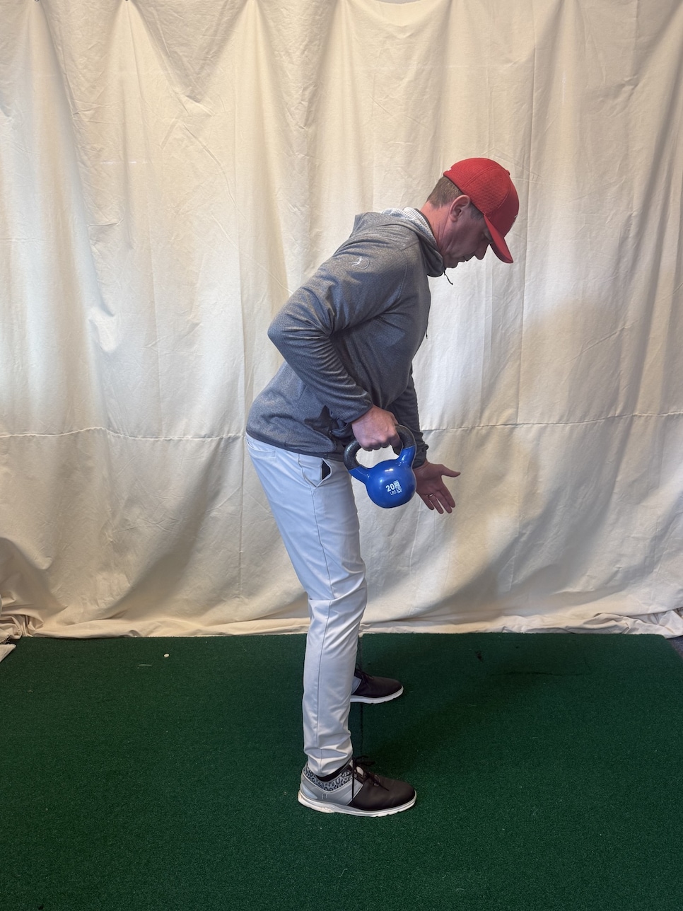 https://www.golfdigest.com/content/dam/images/golfdigest/fullset/fitness-2026/Chris Cooper single-arm row in neutral posture 2.jpg