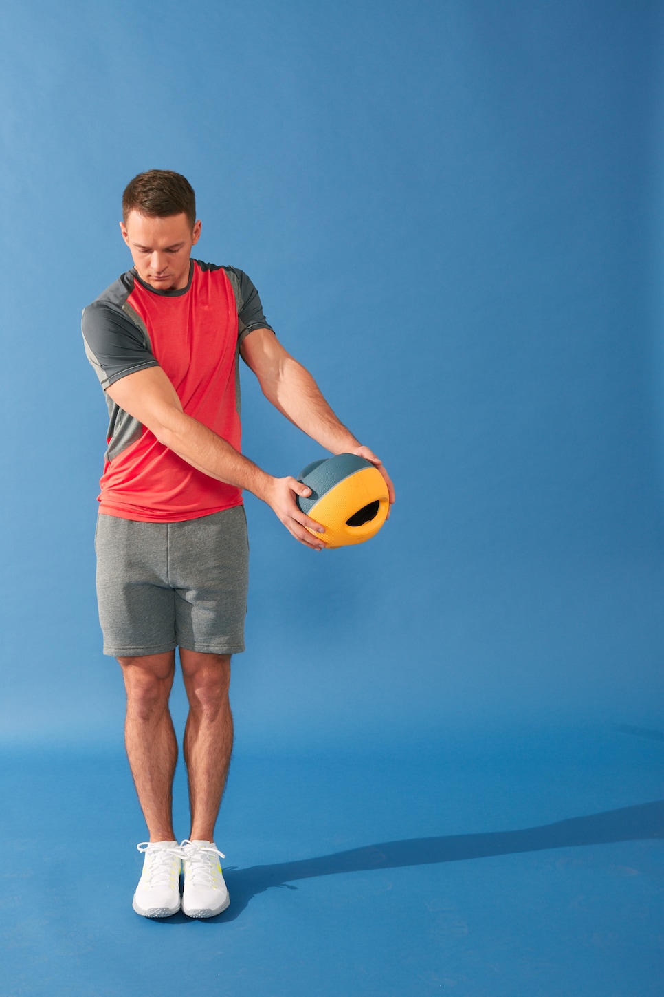 /content/dam/images/golfdigest/fullset/fitness-2026/Med-ball lateral steps with rotations 1.jpg