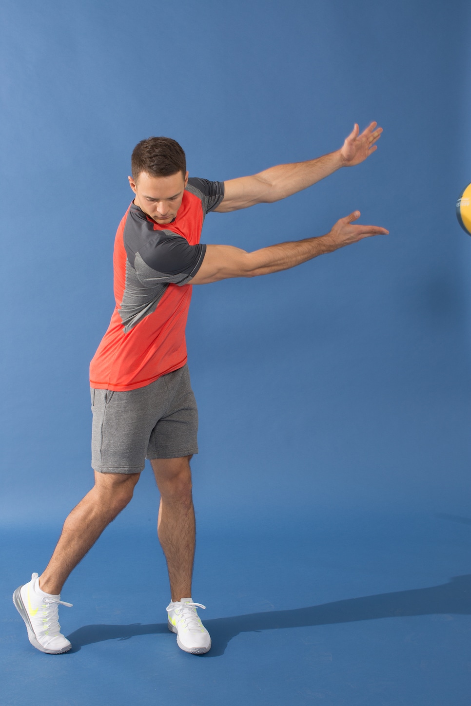 /content/dam/images/golfdigest/fullset/fitness-2026/Med-ball rotational toss.jpg