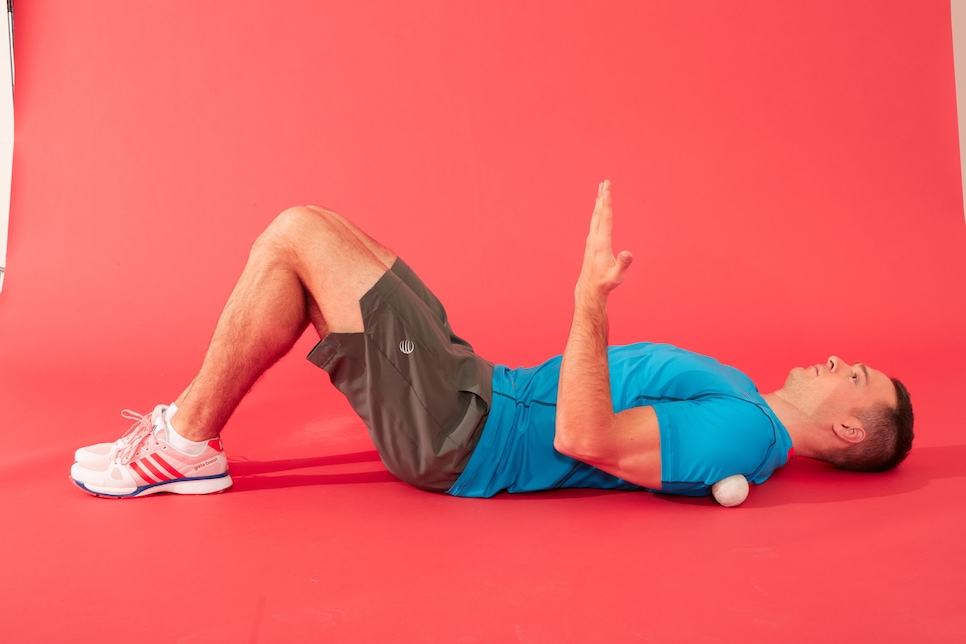 /content/dam/images/golfdigest/fullset/fitness-2026/Shoulder external rotations 1.jpg