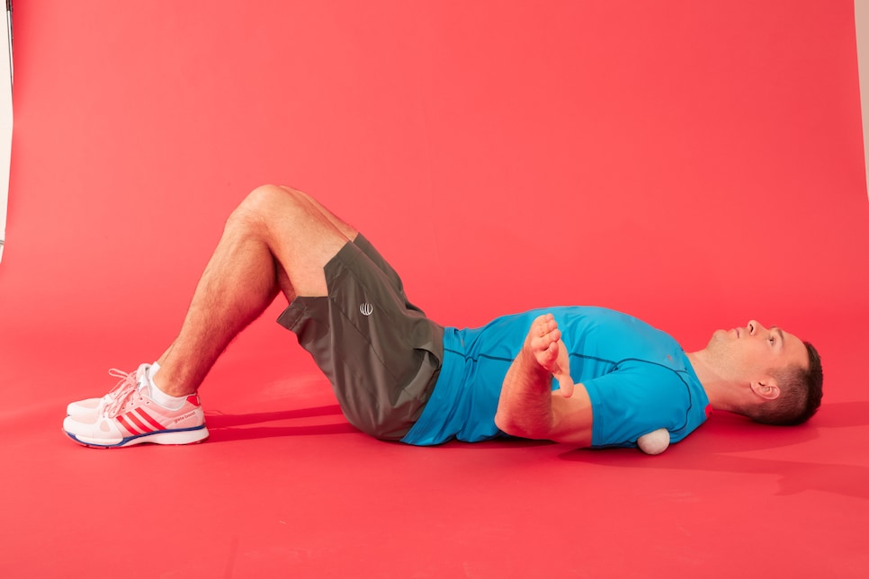 /content/dam/images/golfdigest/fullset/fitness-2026/Shoulder external rotations 2.jpg
