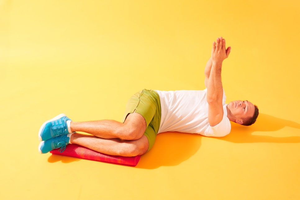 /content/dam/images/golfdigest/fullset/fitness-2026/Side-lying torso rotations 4.jpg