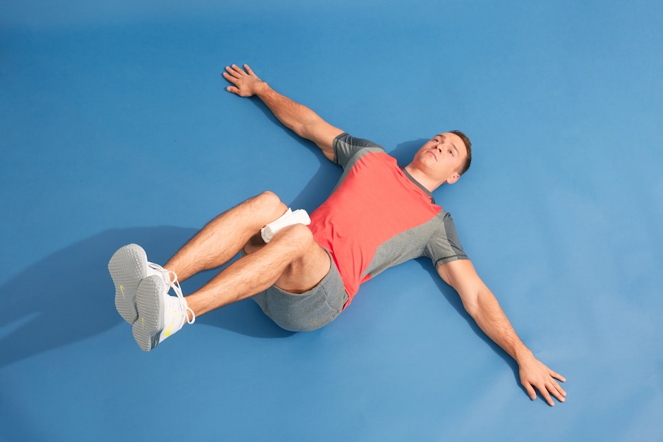 /content/dam/images/golfdigest/fullset/fitness-2026/Supine bent-leg hip rotations 3.jpg