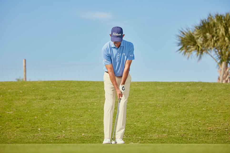 https://www.golfdigest.com/content/dam/images/golfdigest/fullset/instruction-folder-(kaspriske)/Baile low chip setup.jpg