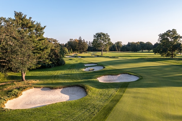 Großes Dogleg vom Abschlag? Hier erfahren Sie, wann Sie die Kurve spielen ...