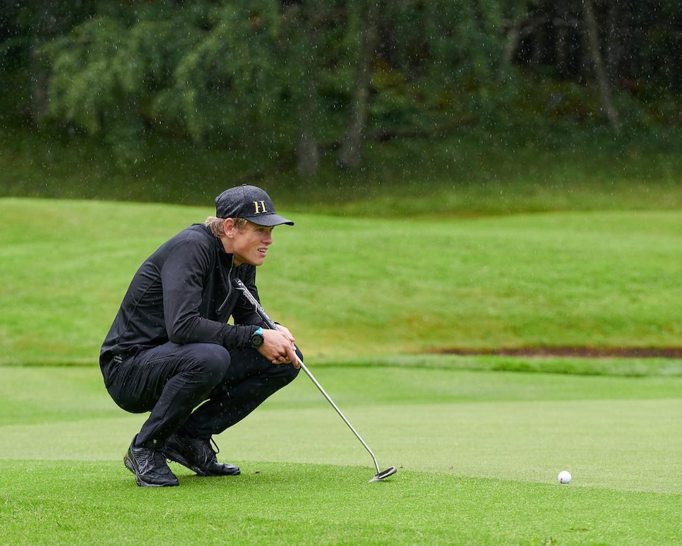 /content/dam/images/golfdigest/fullset/johannes klaebo putting.png