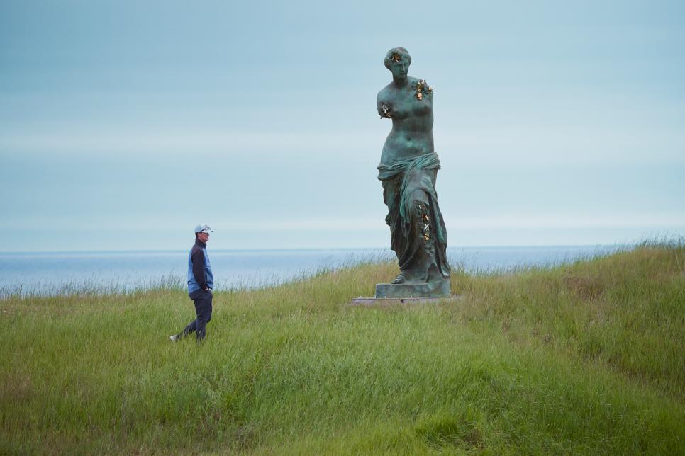 /content/dam/images/golfdigest/products/2024/6/27/Bronze Eroded Venus di Milo at The Straits at Whistling Straits_Arsham in Kohler (Wis) (2).jpg