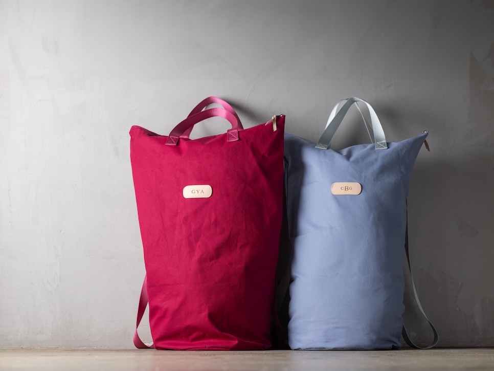 /content/dam/images/golfdigest/products/2025/11/13/2025-travel-gift-guide-large-laundry-bag.png