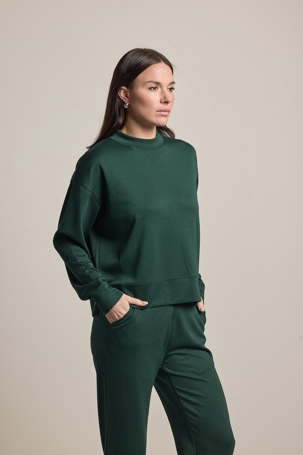 /content/dam/images/golfdigest/products/2026/3/17/2026-mothersday-gift-guide-the-clubhouse-travel-pullover.jpeg