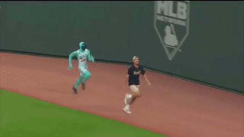 This fan race at Friday's Mets game was better than the actual Mets game